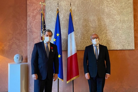 David Harris, CEO d’AJC, devient "officier" de l'Ordre de la Légion d'honneur lors d'une cérémonie organisée par le gouvernement français